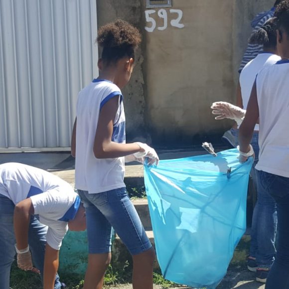 WhatsApp Image 2018-08-21 at 15.19.38 Alunos da Escola Municipal Osvaldo Gordilho participam de mutirão de limpeza do Limpa Brasil e do Vale Luz Coelba em Salvador
