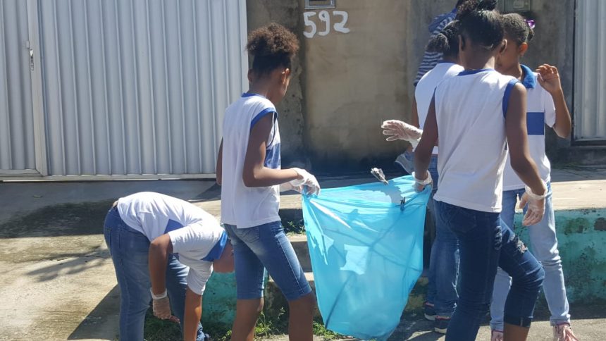 WhatsApp Image 2018-08-21 at 15.19.38 Alunos da Escola Municipal Osvaldo Gordilho participam de mutirão de limpeza do Limpa Brasil e do Vale Luz Coelba em Salvador