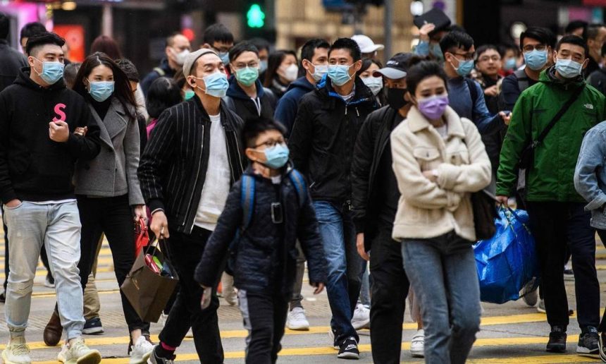 xTOPSHOT-HONG-KONG-CHINA-HEALTH-VIRUS-GRV4FNCI9.1.jpg.pagespeed.ic.W0NPnggeRx Máscaras, luvas e lenços não devem ser descartados em lixo reciclável para evitar contaminação de catadores