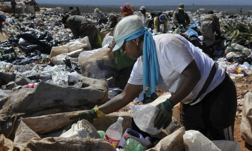 catadores-no-lixão-e1586895992733 Humanidade em crise: a gestão de resíduos também exige mudanças