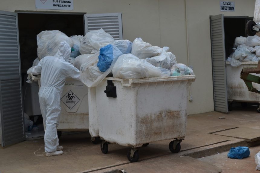 Lixo hospitalar do coronavírus cresce pelo menos quatro vezes e vira ‘bomba-relógio’ da doença