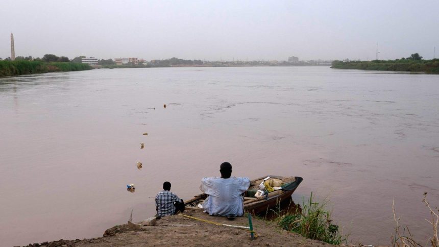 nile_confluence_fishermen_s-hr A morte do rio Nilo, o segundo maior rio do mundo