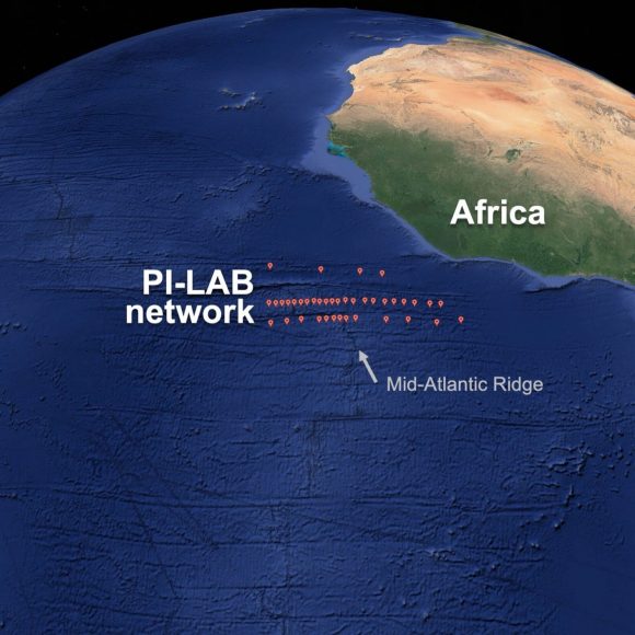 dorsal-scaled Oceano Atlântico está ficando mais largo