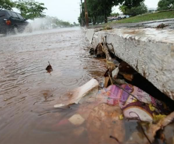 O descarte incorreto de resíduos, alagamentos e a importância da reciclagem